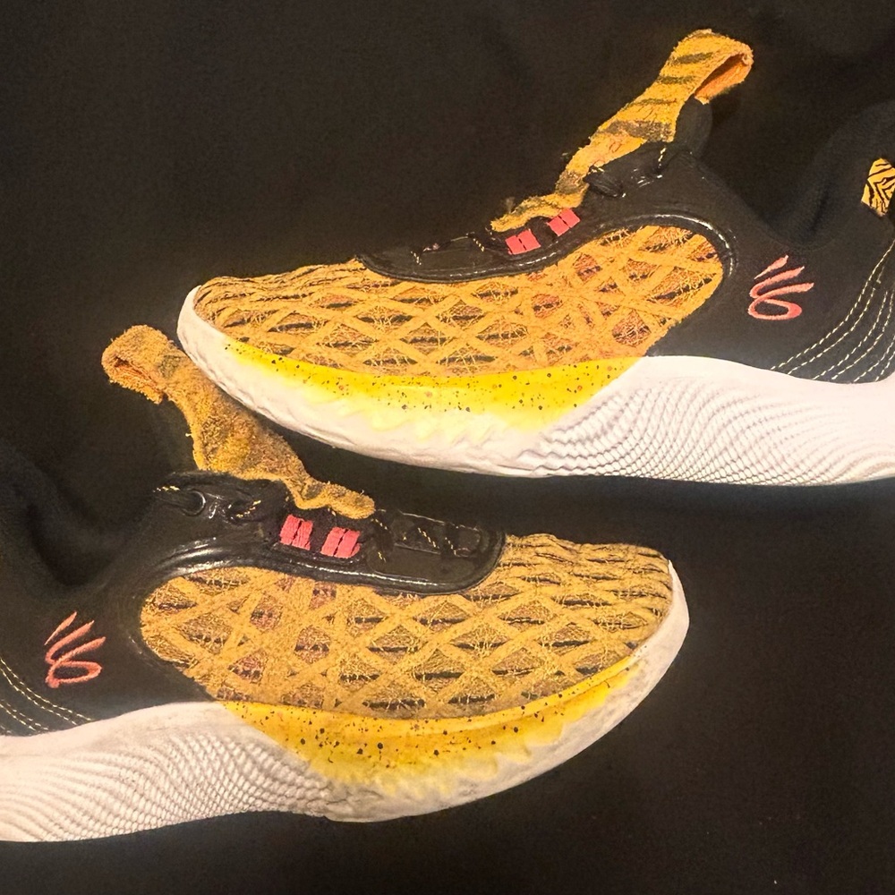 Under Armour Curry Flow 9 Sesame Street Lily the Tiger Basketball Shoes 5Y GS